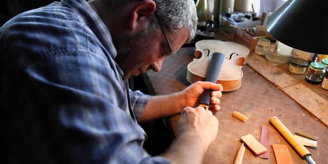 Luthier au travail