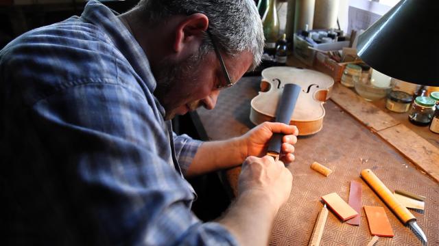 Luthier au travail