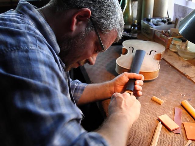 Luthier au travail