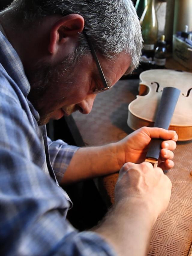 Luthier au travail