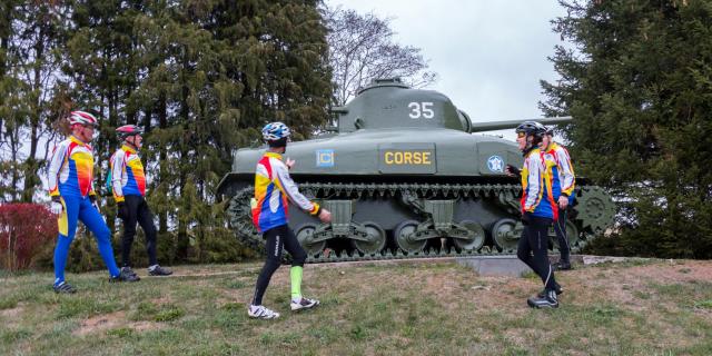 Cyclotouristes à Madonne et Lamerey