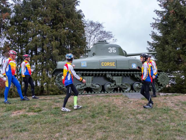 Cyclotouristes à Madonne et Lamerey