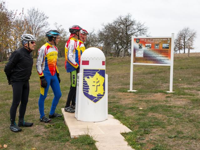 Cyclotouristes à Madonne et Lamerey