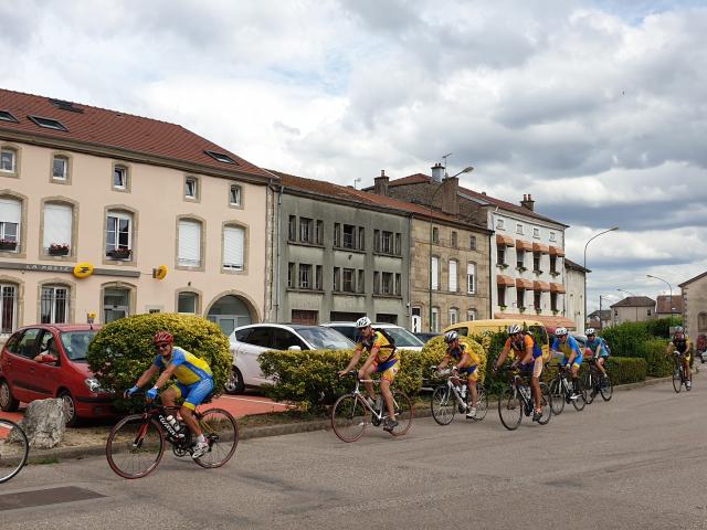 Cyclotouristes à Dompaire